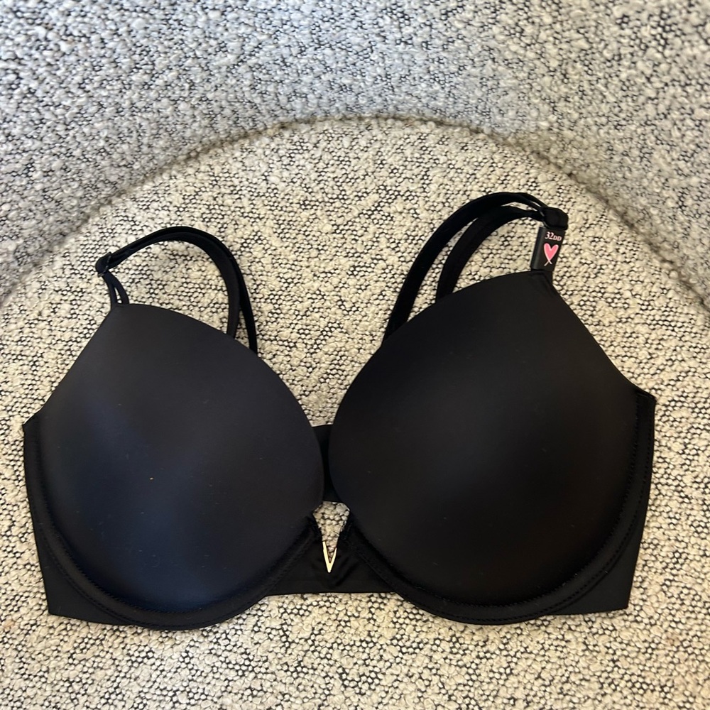 Brand new Victoria's Secret 32dd Black Bra